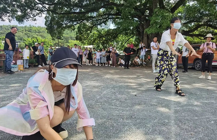 奋勇拼搏志，逍遥游天龙